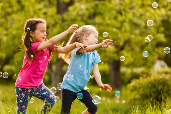 Deux Filles Heureuses Bulles Savon Flottant Dans Parc Vert Coucher — Photo