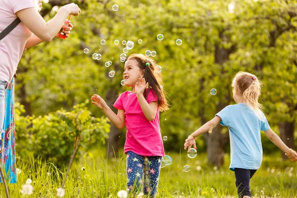 Zwei Mädchen Freuen Sich Über Schwimmende Seifenblasen Grünen Park Bei — Stockfoto