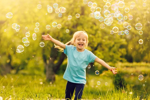 Fröhliches Mädchen Spielt Mit Seifenblasen Grünen Garten — Stockfoto