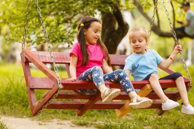 İki küçük kız yeşil park hızıyla eğleniyor