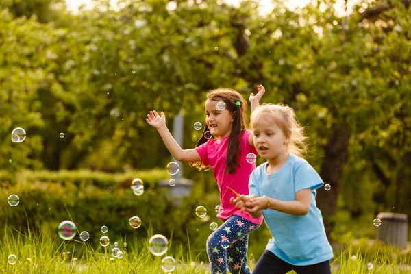 Deux Filles Heureuses Bulles Savon Flottant Dans Parc Vert Coucher — Photo