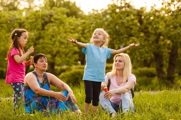 Mères Avec Des Filles Soufflant Des Bulles Savon Dans Parc — Photo