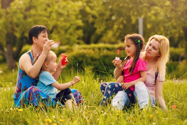 Mères Avec Des Filles Soufflant Des Bulles Savon Dans Parc — Photo