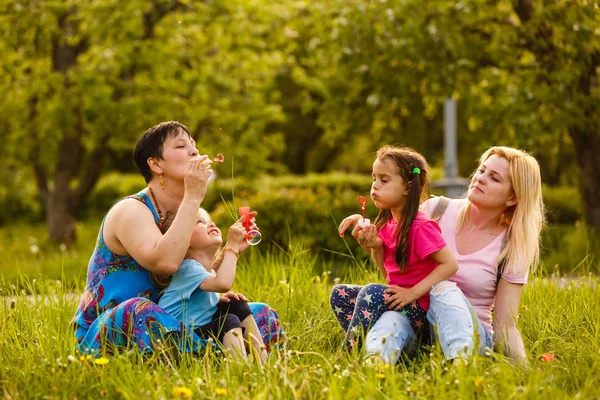 Mères Avec Des Filles Soufflant Des Bulles Savon Dans Parc — Photo