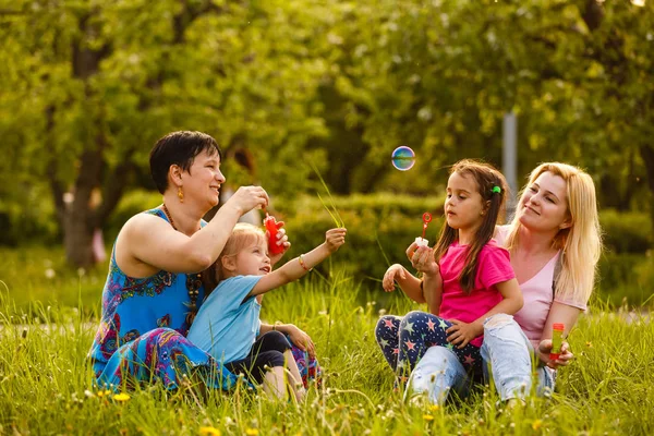 Mères Avec Des Filles Soufflant Des Bulles Savon Dans Parc — Photo