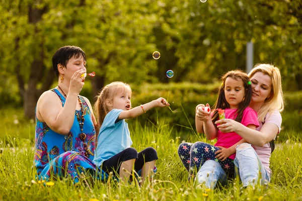 Mères Avec Des Filles Soufflant Des Bulles Savon Dans Parc — Photo