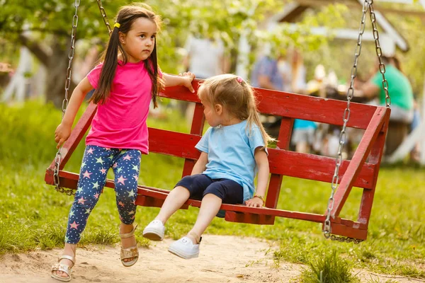 Twee Zusjes Plezier Schommel Groen Park — Stockfoto