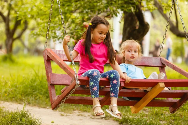 Дві Маленькі Сестри Розважаються Гойдалках Зеленому Парку — стокове фото