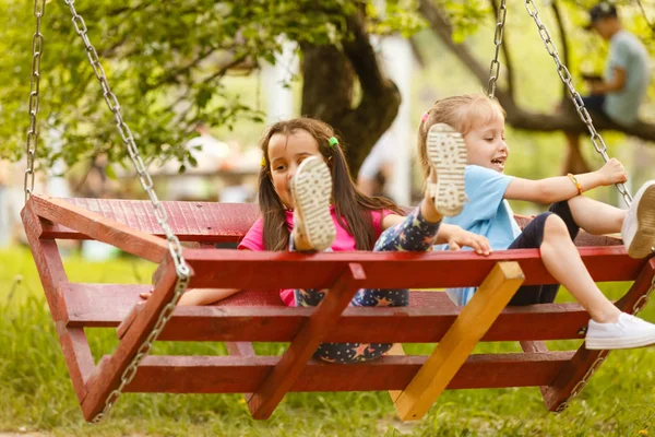 Дві Маленькі Сестри Розважаються Гойдалках Зеленому Парку — стокове фото