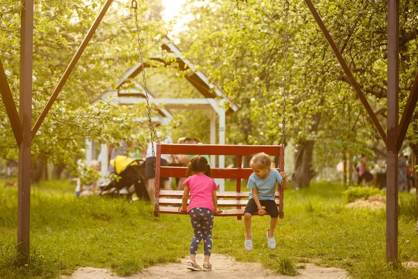 Twee Zusjes Plezier Schommel Groen Park — Stockfoto