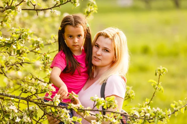 Portrait Jeune Mère Tenant Fille Sur Les Mains Près Arbre — Photo