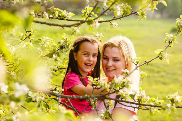 Retrato Joven Madre Sosteniendo Hija Las Manos Cerca Del Árbol — Foto de Stock