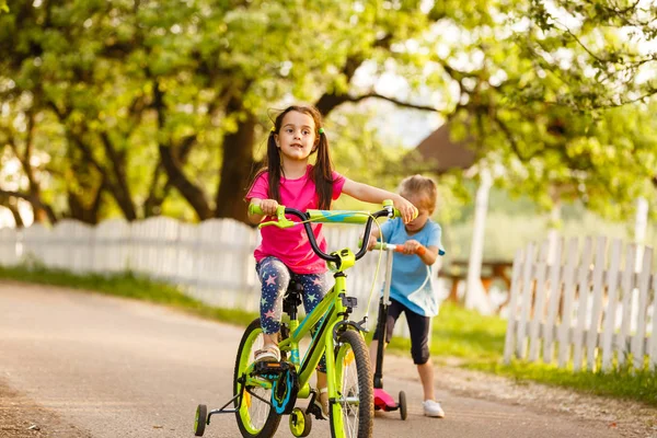 Chicas Felices Montando Scooter Bicicleta Campo Primavera Verde — Foto de Stock