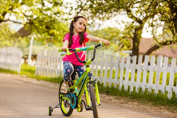 Niña Montando Bicicleta Campo Atardecer — Foto de Stock