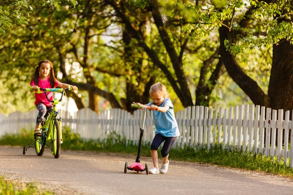 Chicas Felices Montando Scooter Bicicleta Campo Primavera Verde — Foto de Stock