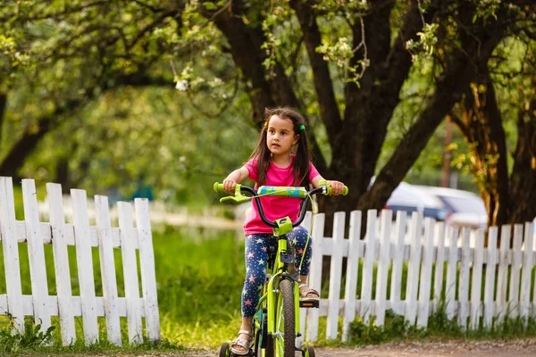 Niña Montando Bicicleta Campo Atardecer — Foto de Stock