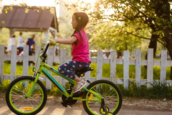 Niña Montando Bicicleta Campo Atardecer — Foto de Stock