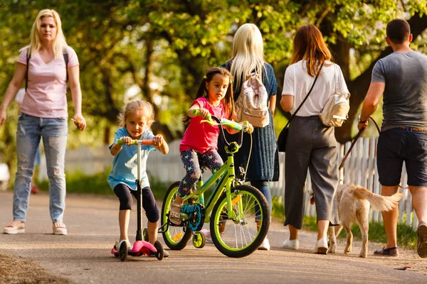 Mulher Com Filhos Andando Parque — Fotografia de Stock