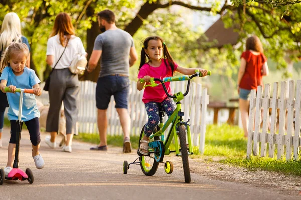 Dos Chicas Bicicleta Scooter Parque — Foto de Stock