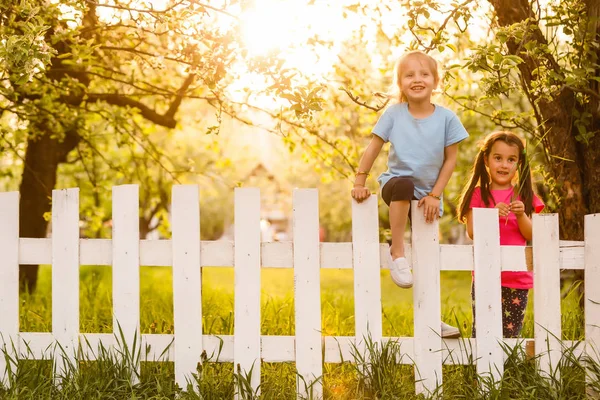 Ondeugende Meisjes Achter Wit Hek Platteland — Stockfoto