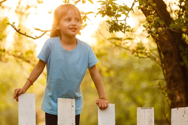 Petite Fille Debout Derrière Une Clôture Bois Blanc Dans Jardin — Photo