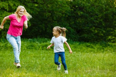 Parkta koşan iki kız.