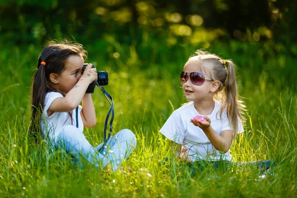 Dvě Děti Dívka Drží Kameru Focením Zeleném Parku — Stock fotografie