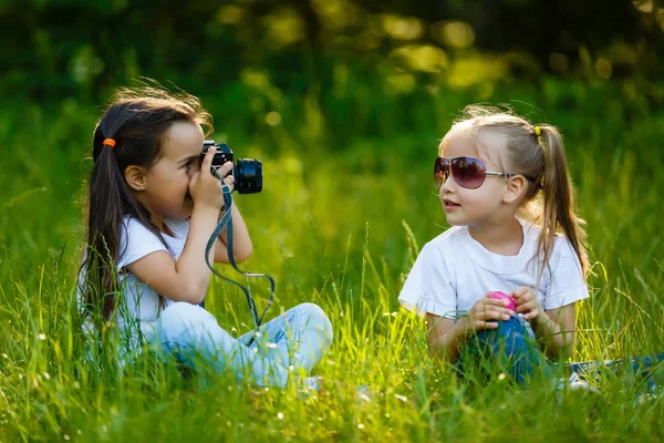 Dos Niños Niña Sosteniendo Cámara Tomando Fotos Parque Verde — Foto de Stock