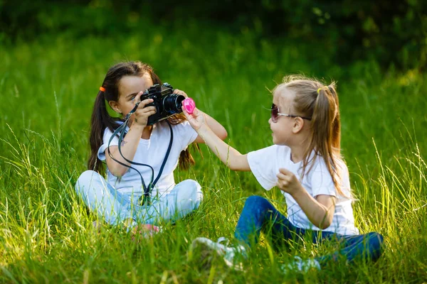 Dvě Děti Dívka Drží Kameru Focením Zeleném Parku — Stock fotografie