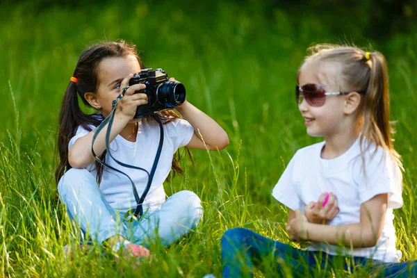 Dvě Děti Dívka Drží Kameru Focením Zeleném Parku — Stock fotografie