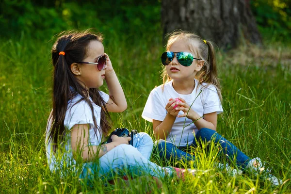 Due Bambine Che Giocano Con Macchina Fotografica Nel Parco Verde — Foto Stock