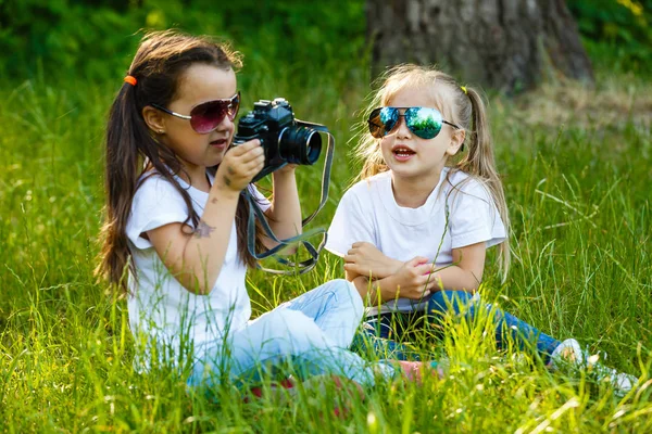 Dvě Holčičky Hrají Kamerou Zeleném Parku — Stock fotografie