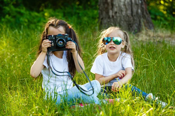 Dvě Holčičky Hrají Kamerou Zeleném Parku — Stock fotografie