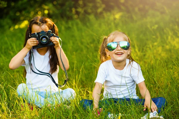 Dvě Holčičky Hrají Kamerou Zeleném Parku — Stock fotografie