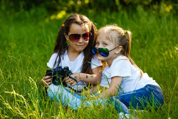 Dvě Holčičky Hrají Kamerou Zeleném Parku — Stock fotografie