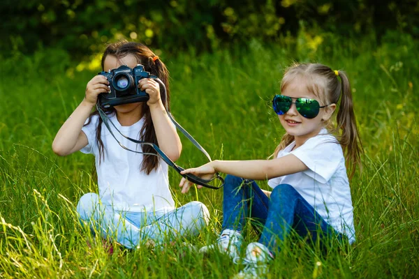 Dvě Holčičky Hrají Kamerou Zeleném Parku — Stock fotografie