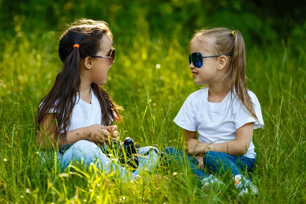 Duas Meninas Brincando Com Câmera Parque Verde — Fotografia de Stock