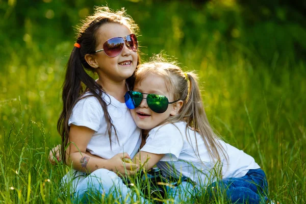 Дві Маленькі Дівчата Грають Камерою Зеленому Парку — стокове фото