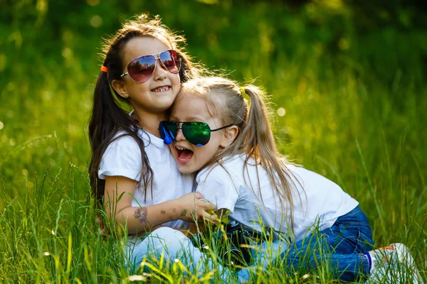 Duas Meninas Brincando Com Câmera Parque Verde — Fotografia de Stock