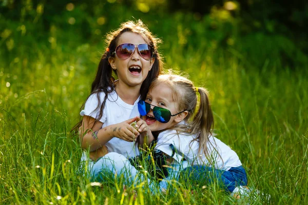 Due Bambine Che Giocano Con Macchina Fotografica Nel Parco Verde — Foto Stock