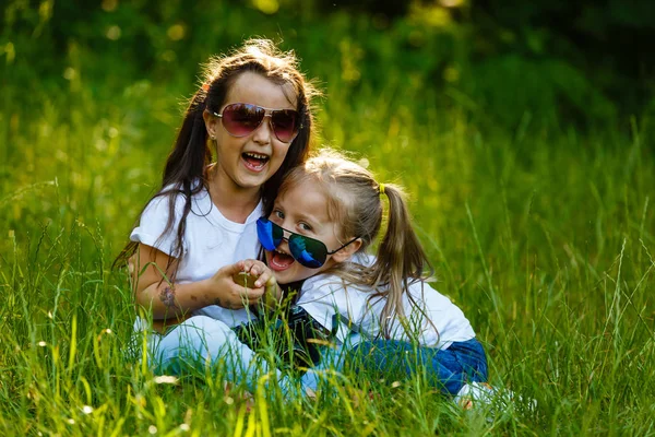 Due Bambine Che Giocano Con Macchina Fotografica Nel Parco Verde — Foto Stock