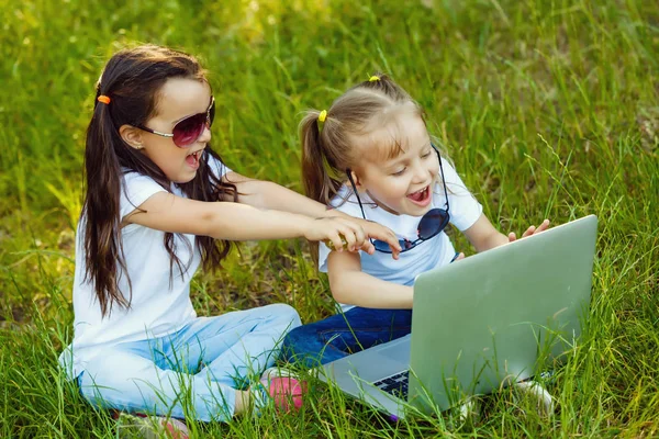 Two Little Girls Using Laptop Green Park — Stock Photo, Image