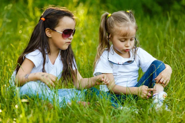 Duas Meninas Bonitas Parque Verão — Fotografia de Stock