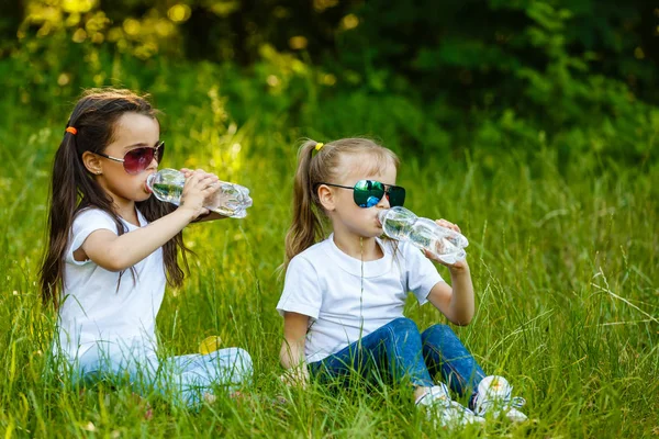 Dvě Malé Holčičky Popíjejí Vodu Zeleném Parku — Stock fotografie