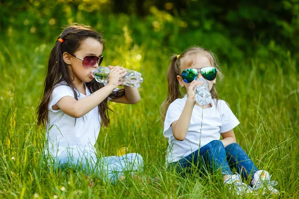 Дві Маленькі Дівчата Ють Воду Зеленому Парку — стокове фото