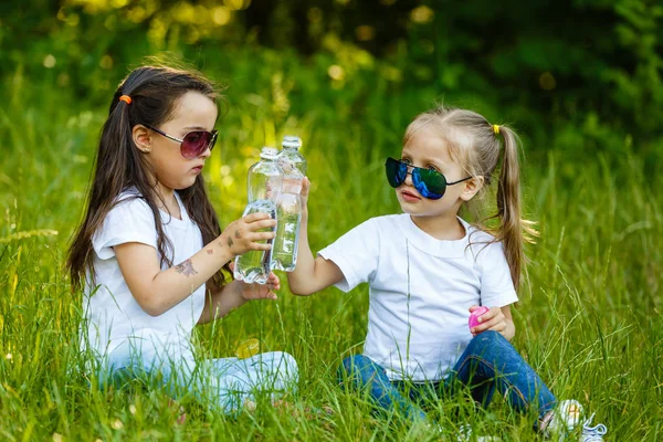 Dvě Malé Holčičky Popíjejí Vodu Zeleném Parku — Stock fotografie