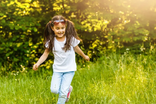 Маленькая Девочка Бегает Зеленой Траве Прекрасный Теплый Летний Вечер — стоковое фото