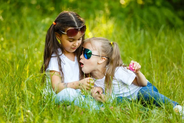 Duas Meninas Bonitas Parque Verão — Fotografia de Stock