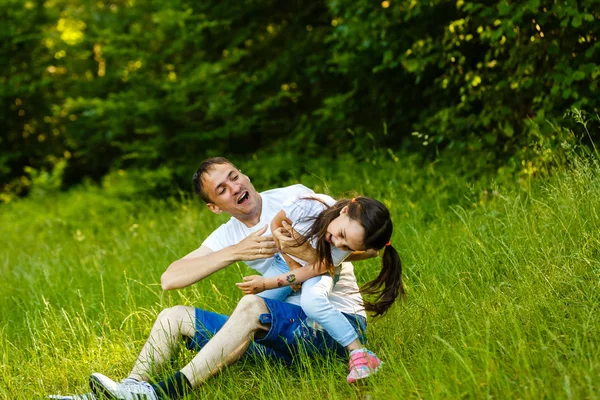 Kis Lány Szórakozik Apával Zöld Nyári Parkban — Stock Fotó