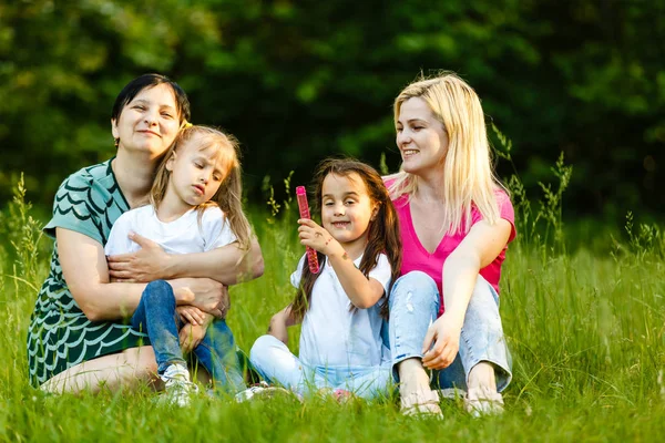 Deux Mères Avec Des Filles Âge Préscolaire Reposant Dans Parc — Photo